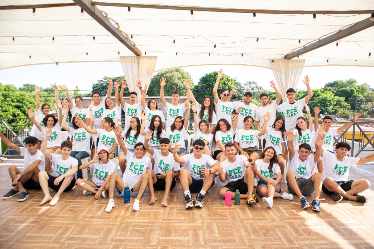 Comunidad FCE — equipo y estudiantes
