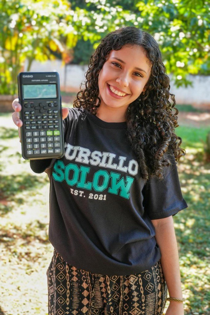 Estudiante del Cursillo Solow con calculadora científica